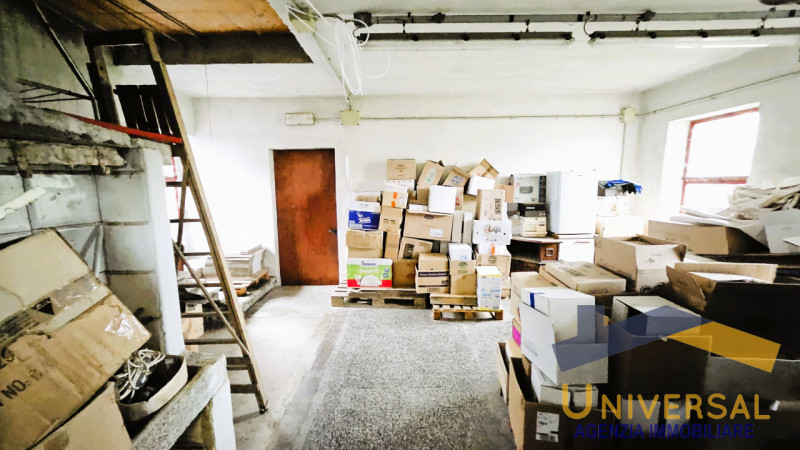 CAMPOSAMPIERO - In zona di forte passaggio, comoda alle arterie stradali ed alla tangenziale.

Ve...