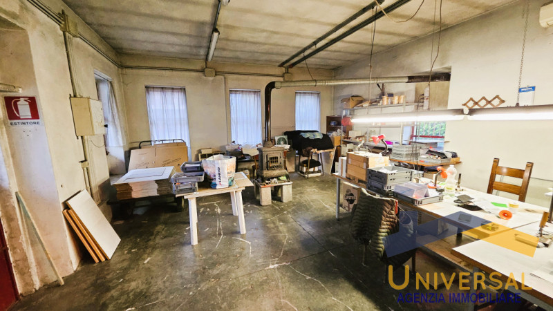 CAMPOSAMPIERO - In zona di forte passaggio, comoda alle arterie stradali ed alla tangenziale.

Ve...