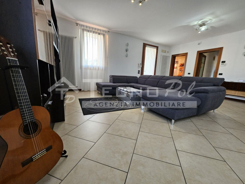 CAMPODARSEGO - Proponiamo splendida villa singola su lotto di 4.000 mq non lontana da centro paes...