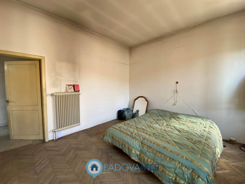 Immobile in esclusiva al Gruppo Padova MLS.
Situata in pieno centro a Camposampiero, comoda a tut...