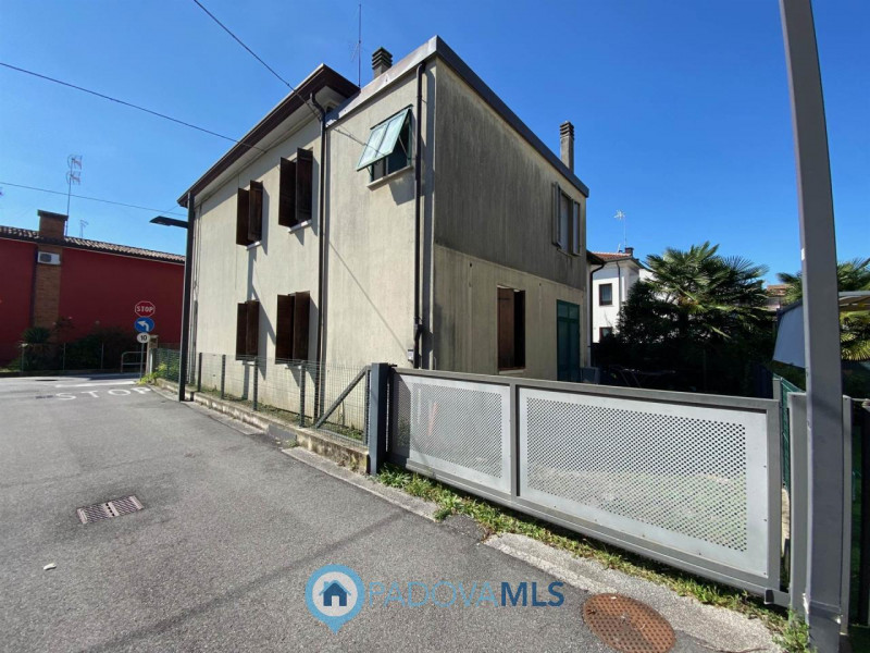 Immobile in esclusiva al Gruppo Padova MLS.
Situata in pieno centro a Camposampiero, comoda a tut...