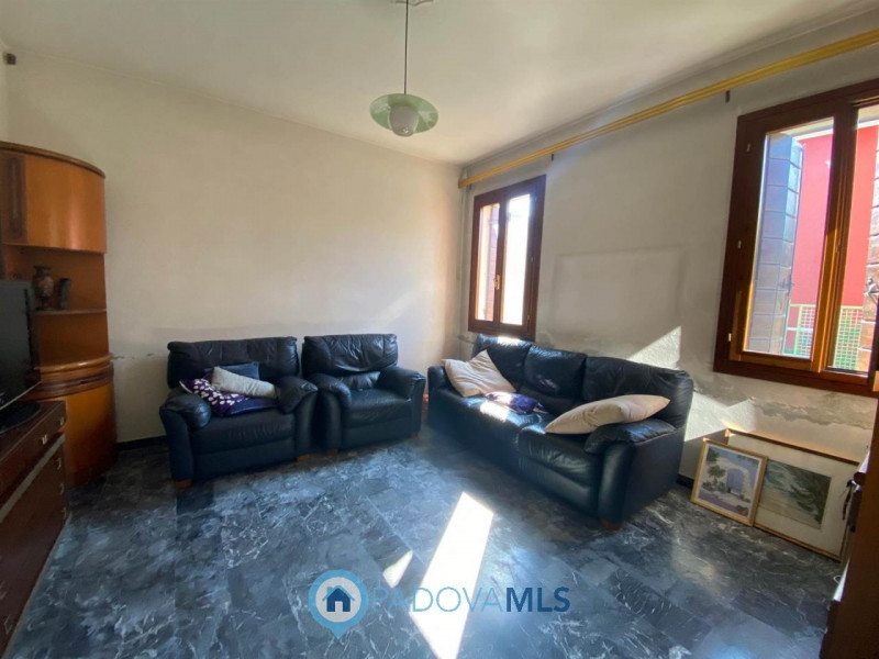 Immobile in esclusiva al Gruppo Padova MLS.
Situata in pieno centro a Camposampiero, comoda a tut...