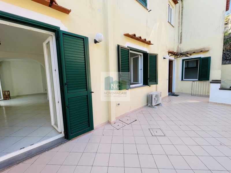 Barano d'Ischia, nella tranquilla e ricercata zona di Piedimonte. Ti proponiamo un appartamento l...