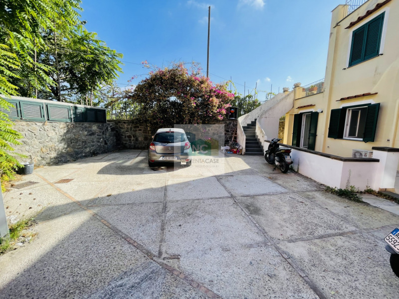 Barano d'Ischia, nella tranquilla e ricercata zona di Piedimonte. Ti proponiamo un appartamento l...