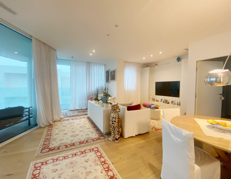 (Per INFO Mara 3481536890) A Jesolo Lido, nei pressi di Piazza Drago, proponiamo in vendita un el...