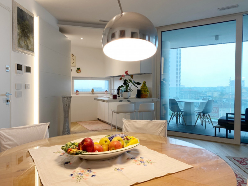 (Per INFO Mara 3481536890) A Jesolo Lido, nei pressi di Piazza Drago, proponiamo in vendita un el...