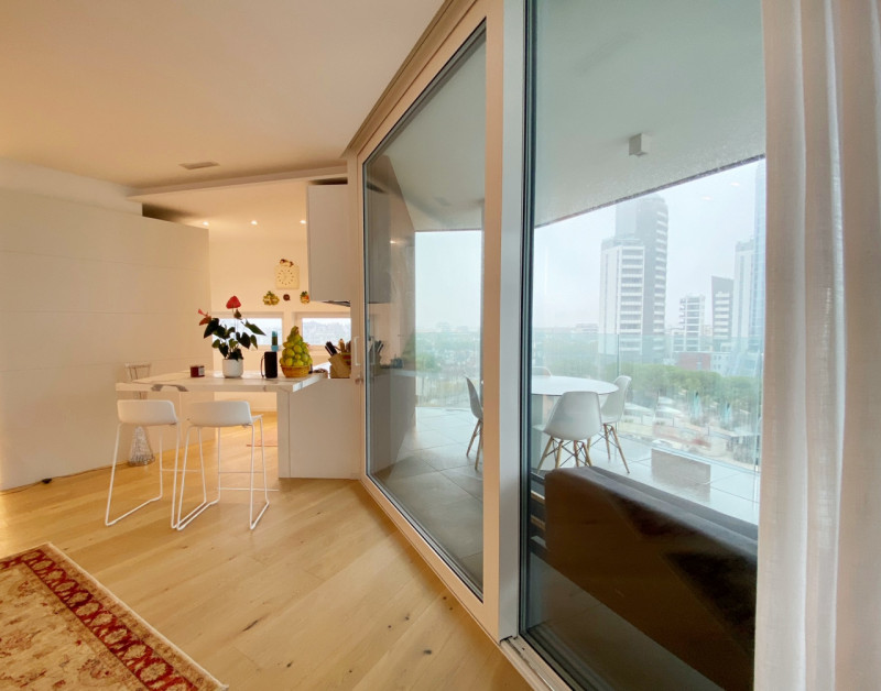 (Per INFO Mara 3481536890) A Jesolo Lido, nei pressi di Piazza Drago, proponiamo in vendita un el...