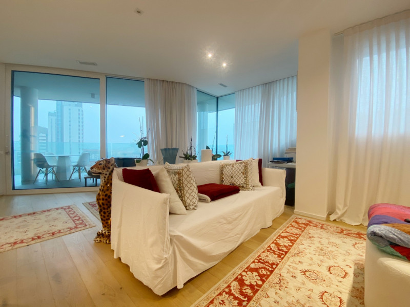 (Per INFO Mara 3481536890) A Jesolo Lido, nei pressi di Piazza Drago, proponiamo in vendita un el...