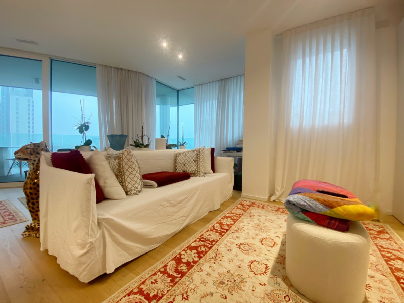 (Per INFO Mara 3481536890) A Jesolo Lido, nei pressi di Piazza Drago, proponiamo in vendita un el...