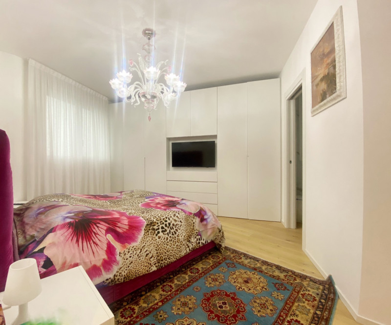 (Per INFO Mara 3481536890) A Jesolo Lido, nei pressi di Piazza Drago, proponiamo in vendita un el...