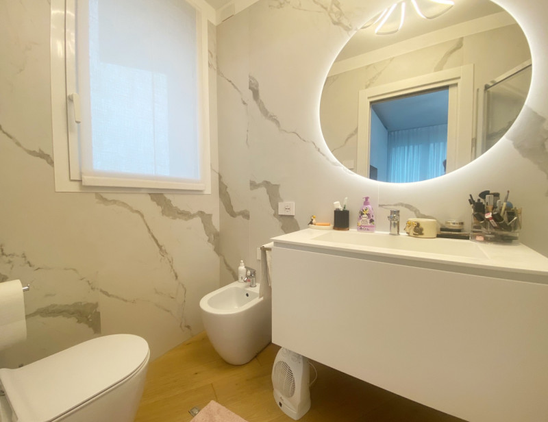 (Per INFO Mara 3481536890) A Jesolo Lido, nei pressi di Piazza Drago, proponiamo in vendita un el...