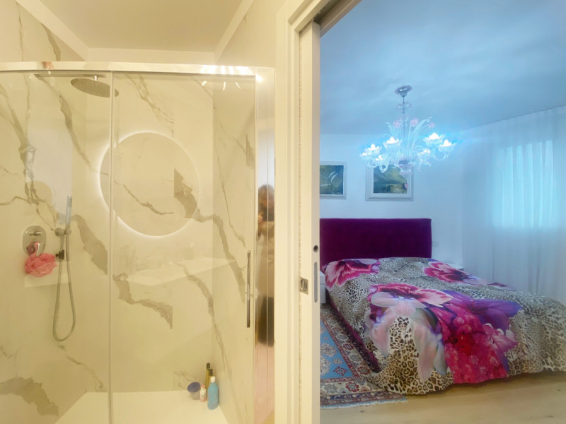 (Per INFO Mara 3481536890) A Jesolo Lido, nei pressi di Piazza Drago, proponiamo in vendita un el...