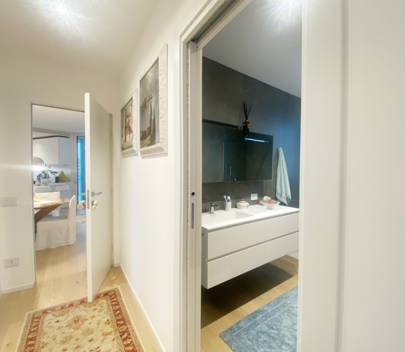 (Per INFO Mara 3481536890) A Jesolo Lido, nei pressi di Piazza Drago, proponiamo in vendita un el...