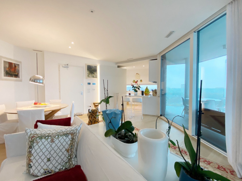 (Per INFO Mara 3481536890) A Jesolo Lido, nei pressi di Piazza Drago, proponiamo in vendita un el...