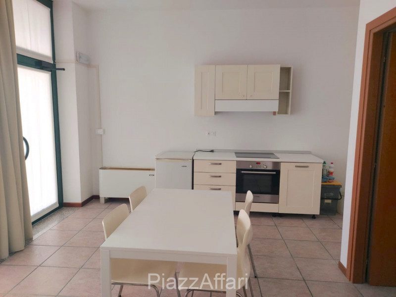 Nel cuore del centro storico di Piove di Sacco, si propone in affitto un appartamento al piano te...