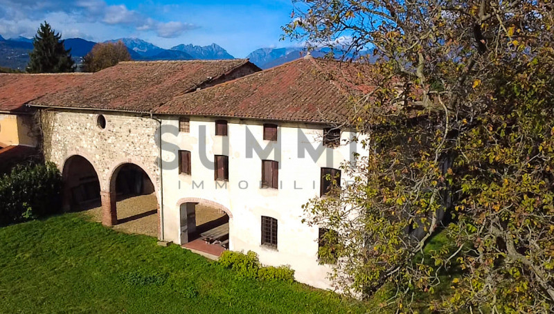 MALO: Immersa nella campagna, proponiamo affascinante CASCINA da ristrutturare, dalle ampie metra...