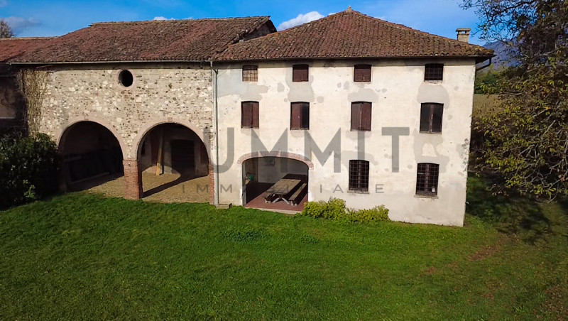 MALO: Immersa nella campagna, proponiamo affascinante CASCINA da ristrutturare, dalle ampie metra...