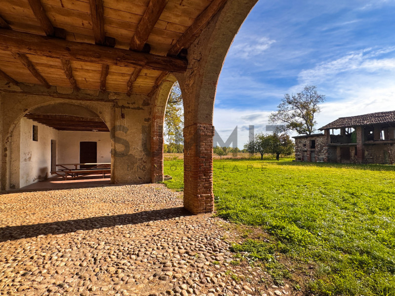 MALO: Immersa nella campagna, proponiamo affascinante CASCINA da ristrutturare, dalle ampie metra...