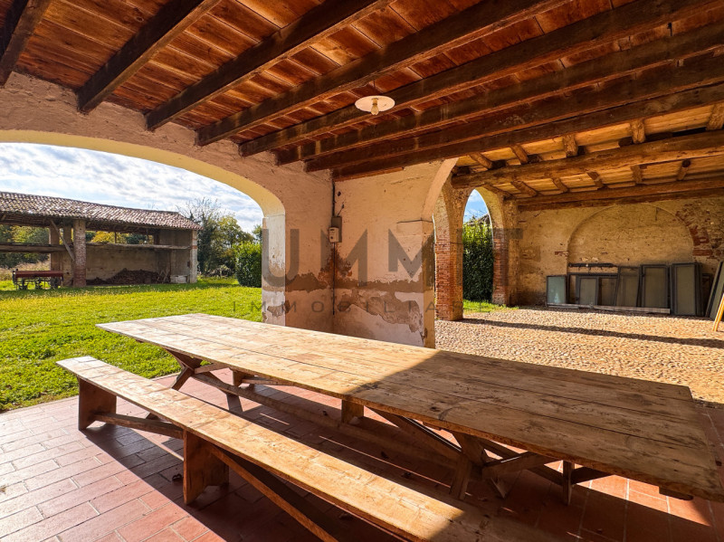 MALO: Immersa nella campagna, proponiamo affascinante CASCINA da ristrutturare, dalle ampie metra...