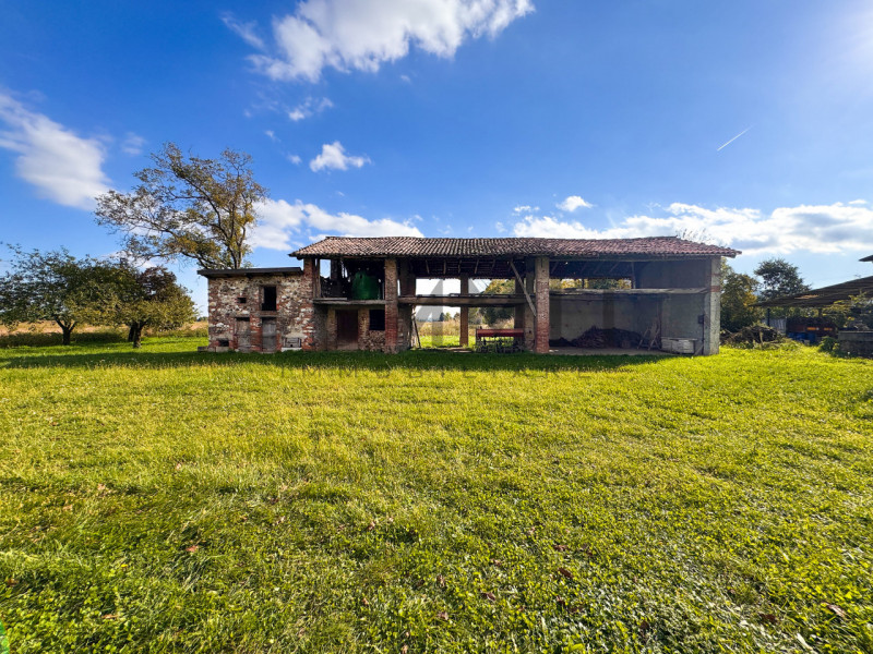 MALO: Immersa nella campagna, proponiamo affascinante CASCINA da ristrutturare, dalle ampie metra...