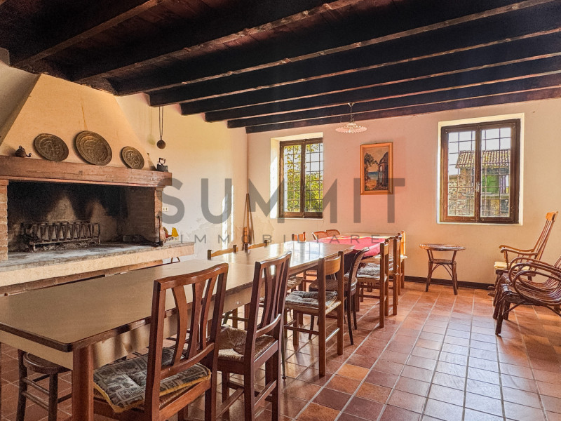 MALO: Immersa nella campagna, proponiamo affascinante CASCINA da ristrutturare, dalle ampie metra...