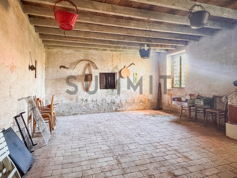 MALO: Immersa nella campagna, proponiamo affascinante CASCINA da ristrutturare, dalle ampie metra...