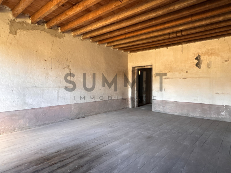 MALO: Immersa nella campagna, proponiamo affascinante CASCINA da ristrutturare, dalle ampie metra...