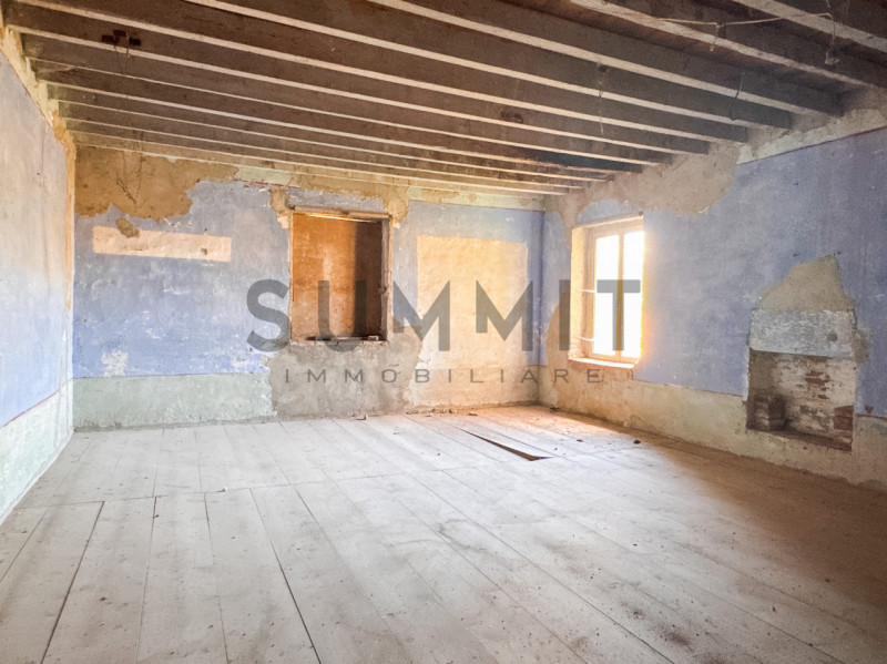 MALO: Immersa nella campagna, proponiamo affascinante CASCINA da ristrutturare, dalle ampie metra...