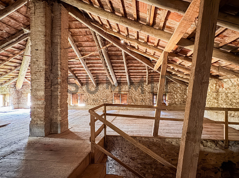 MALO: Immersa nella campagna, proponiamo affascinante CASCINA da ristrutturare, dalle ampie metra...