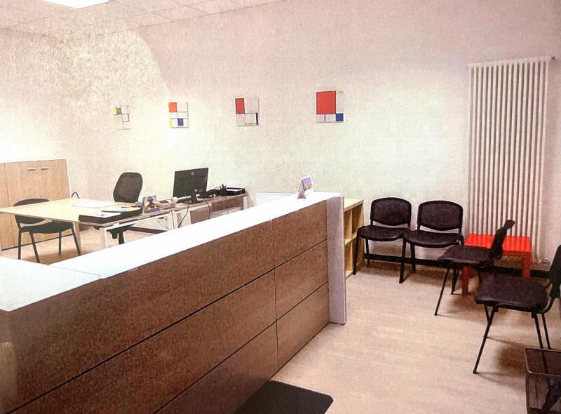 Zona Borne: comodo al centro e in posizione strategica proponiamo ufficio molto luminoso di circa...