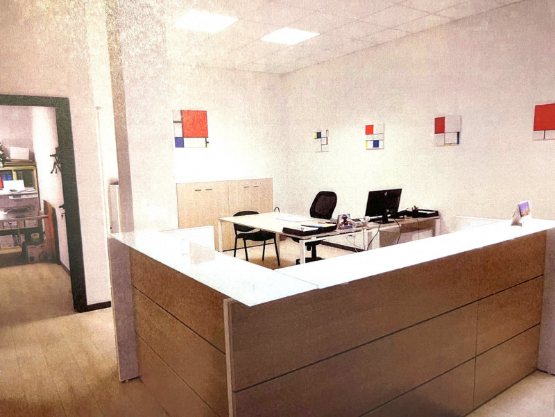 Zona Borne: comodo al centro e in posizione strategica proponiamo ufficio molto luminoso di circa...