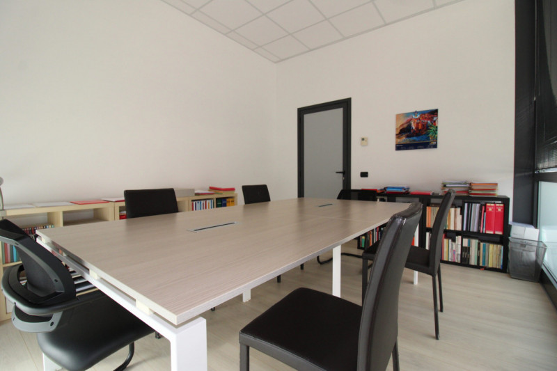 Zona Borne: comodo al centro e in posizione strategica proponiamo ufficio molto luminoso di circa...