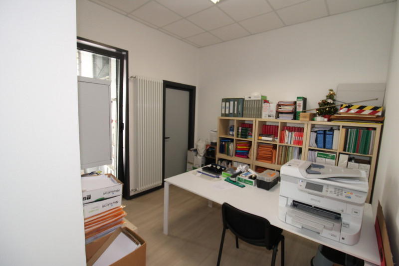 Zona Borne: comodo al centro e in posizione strategica proponiamo ufficio molto luminoso di circa...