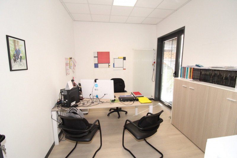 Zona Borne: comodo al centro e in posizione strategica proponiamo ufficio molto luminoso di circa...