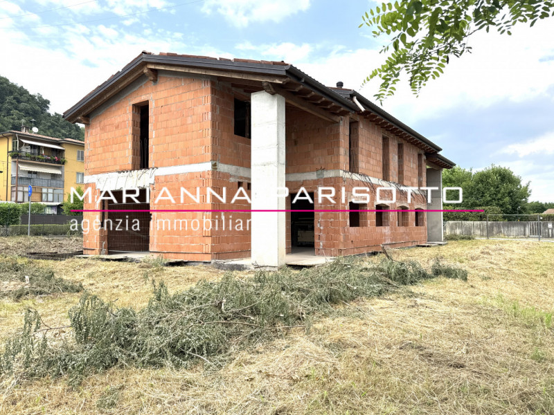 Ns. Esclusiva: Immagina di costruire la tua casa nel cuore della Destra Brenta, circondata dal ve...