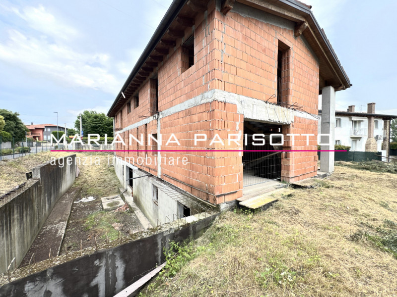Ns. Esclusiva: Immagina di costruire la tua casa nel cuore della Destra Brenta, circondata dal ve...