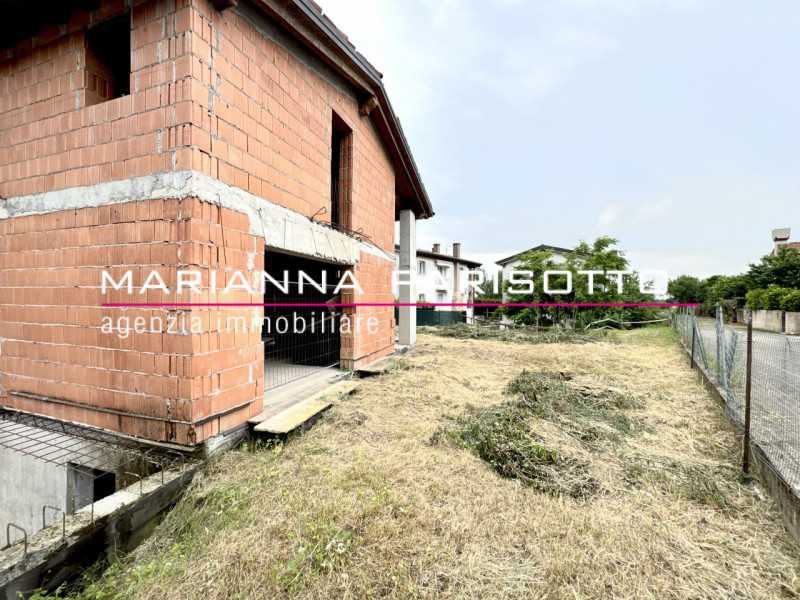 Ns. Esclusiva: Immagina di costruire la tua casa nel cuore della Destra Brenta, circondata dal ve...