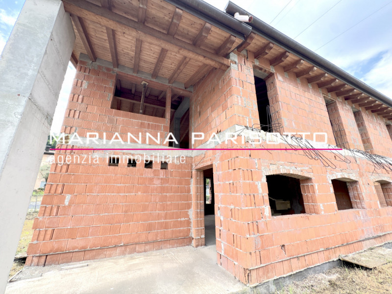 Ns. Esclusiva: Immagina di costruire la tua casa nel cuore della Destra Brenta, circondata dal ve...