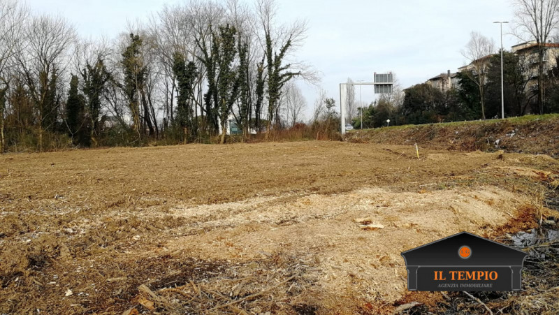 VICENZA-VIALE DEL SOLE: prospicente a Viale del Sole, con alta visibilità e forte passaggio, vend...