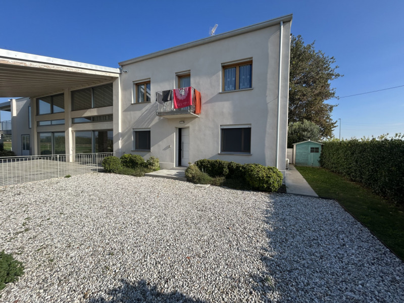 In una zona tranquilla e immersa nel verde a Santa Maria, frazione di Veggiano, ti attende una so...