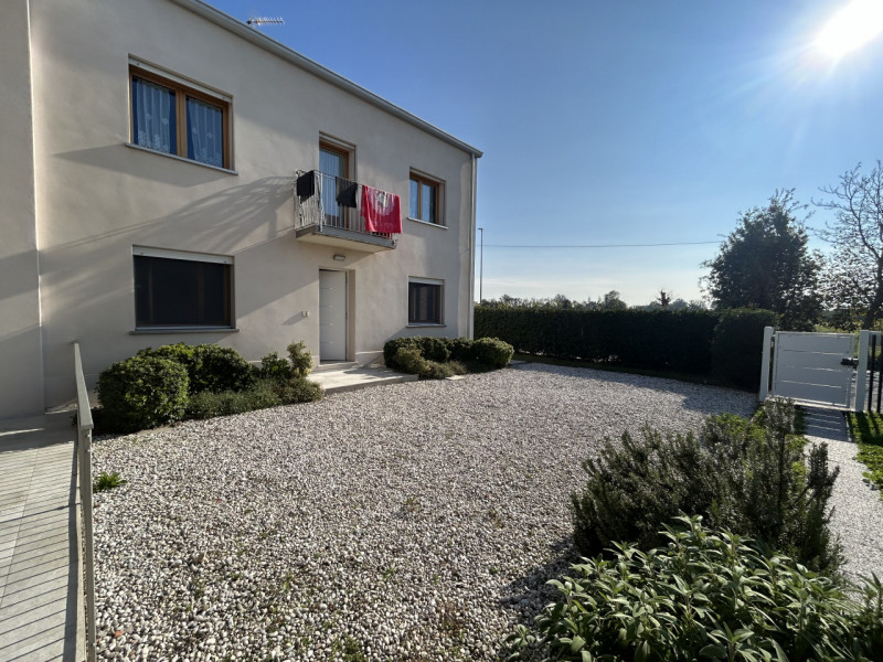 In una zona tranquilla e immersa nel verde a Santa Maria, frazione di Veggiano, ti attende una so...