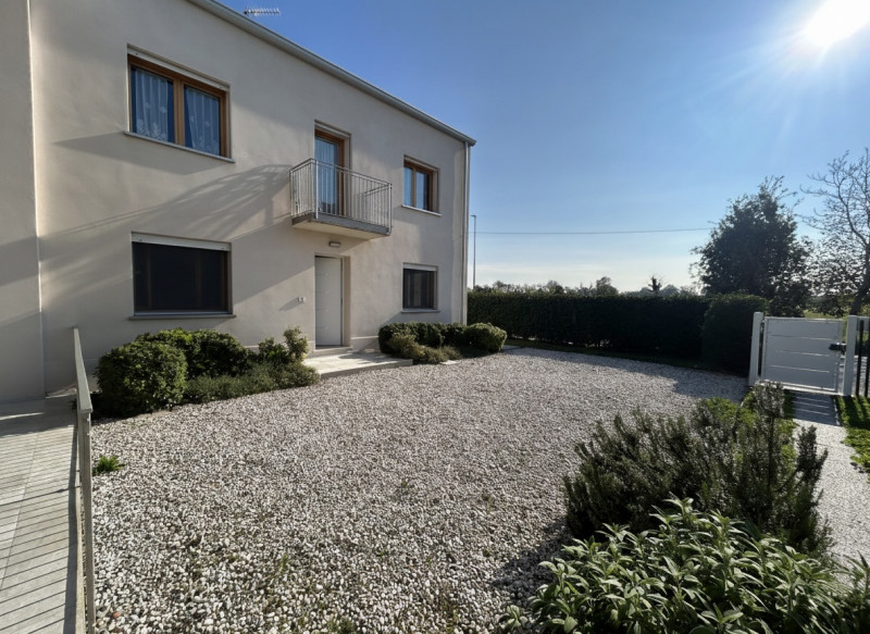 In una zona tranquilla e immersa nel verde a Santa Maria, frazione di Veggiano, ti attende una so...