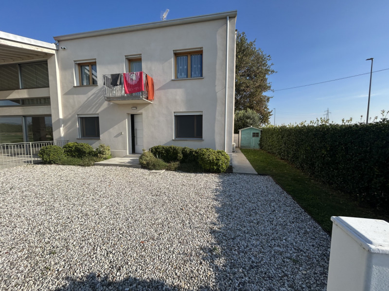 In una zona tranquilla e immersa nel verde a Santa Maria, frazione di Veggiano, ti attende una so...