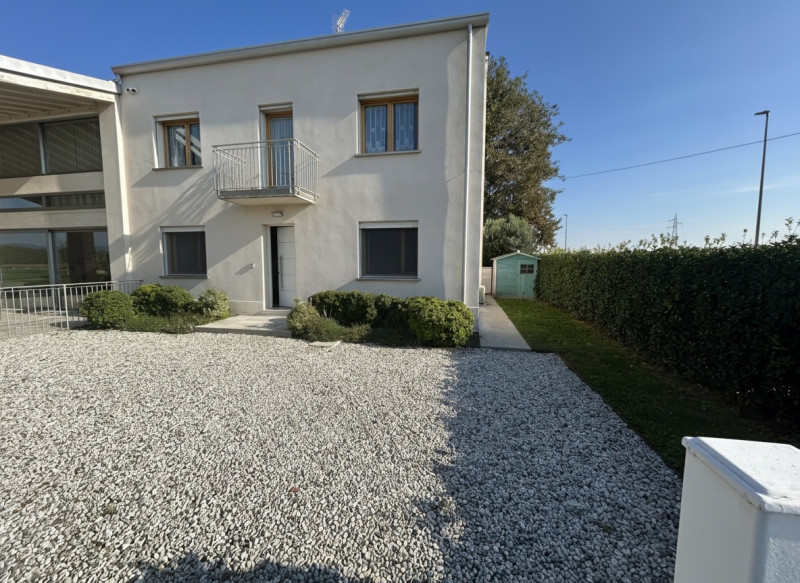 In una zona tranquilla e immersa nel verde a Santa Maria, frazione di Veggiano, ti attende una so...