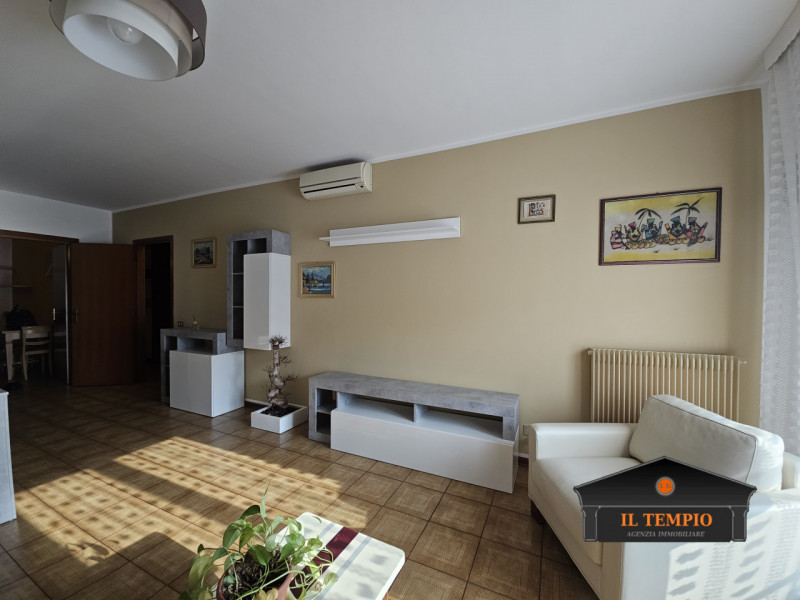 VICENZA-FINE VIALE SANT'AGOSTINO-NOGARAZZA: In strada riparata dal traffico e circondata dal verd...