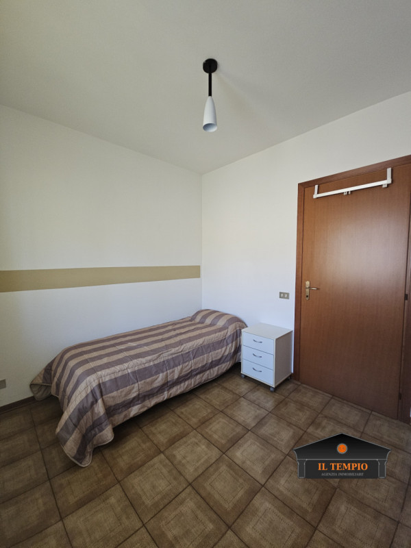 VICENZA-FINE VIALE SANT'AGOSTINO-NOGARAZZA: In strada riparata dal traffico e circondata dal verd...