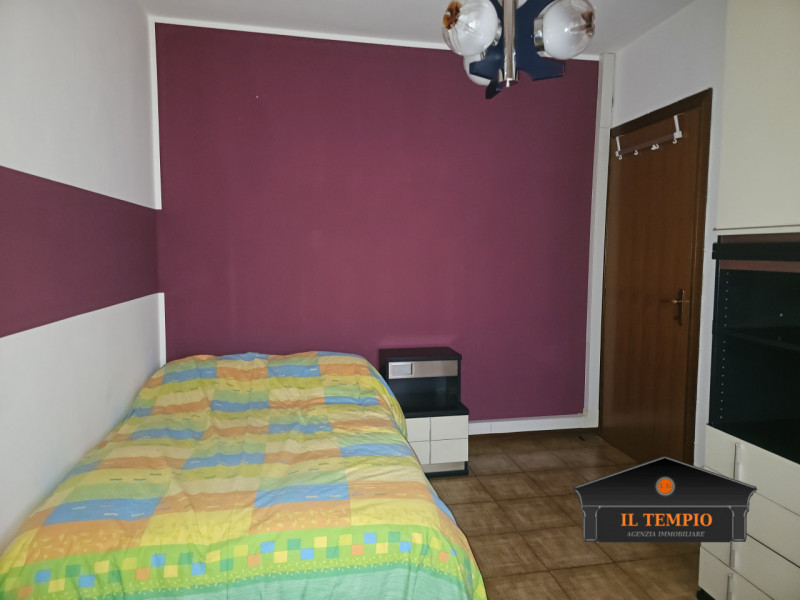 VICENZA-FINE VIALE SANT'AGOSTINO-NOGARAZZA: In strada riparata dal traffico e circondata dal verd...