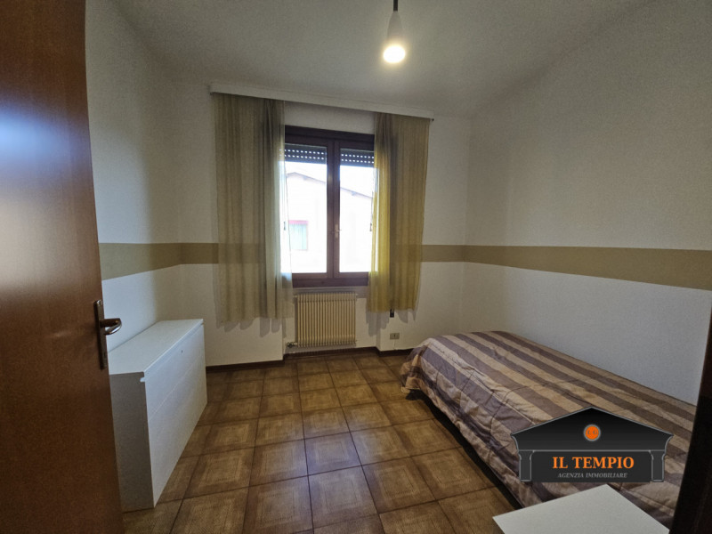 VICENZA-FINE VIALE SANT'AGOSTINO-NOGARAZZA: In strada riparata dal traffico e circondata dal verd...