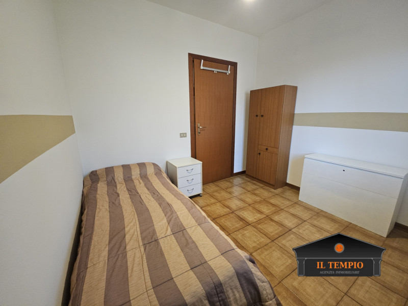 VICENZA-FINE VIALE SANT'AGOSTINO-NOGARAZZA: In strada riparata dal traffico e circondata dal verd...