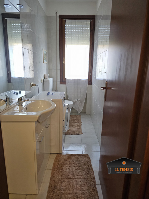 VICENZA-FINE VIALE SANT'AGOSTINO-NOGARAZZA: In strada riparata dal traffico e circondata dal verd...